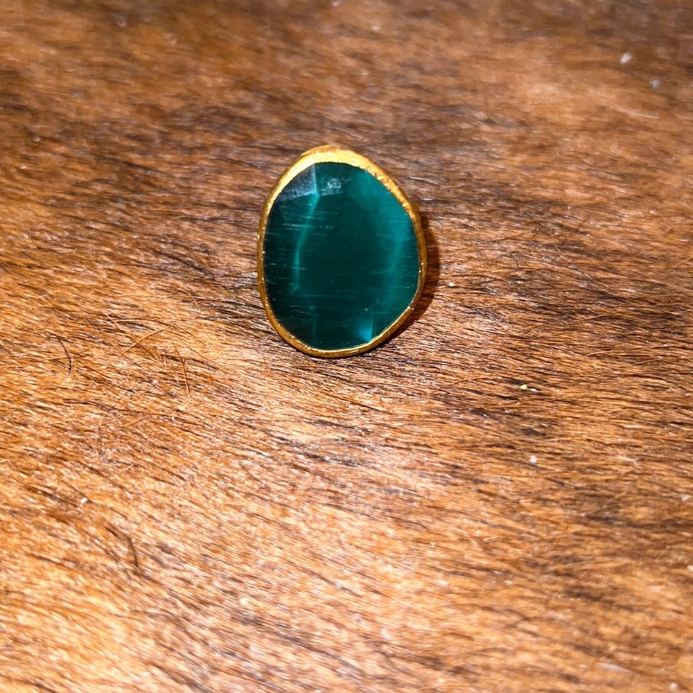 New with tags Emerald ring adjustable.